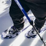 Norske Series Ligthweight Aluminum Frame Snowshoe Kit with Quick-Lock Trekking Poles, Heel Lift, Quick Release Bindings & XPE Ever-Flex Decking, Includes Waterproof Carry Bag, 21″ Up to 140 lbs.